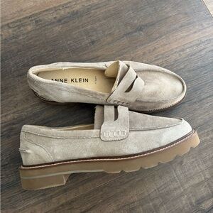 Anne Klein Women's Everly Penny Loafer, Taupe Suede